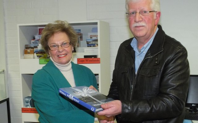 Johan Pieterse oorhandig die boek wat die Burgemeester van Wirral, Engeland aan Overstrandse Uitvoerende Burgemeester, rdl Nicolette Botha-Guthrie gestuur het